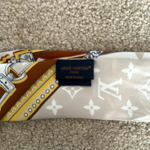 Authentic Louis Vuitton twilly - Picture 5 of 8